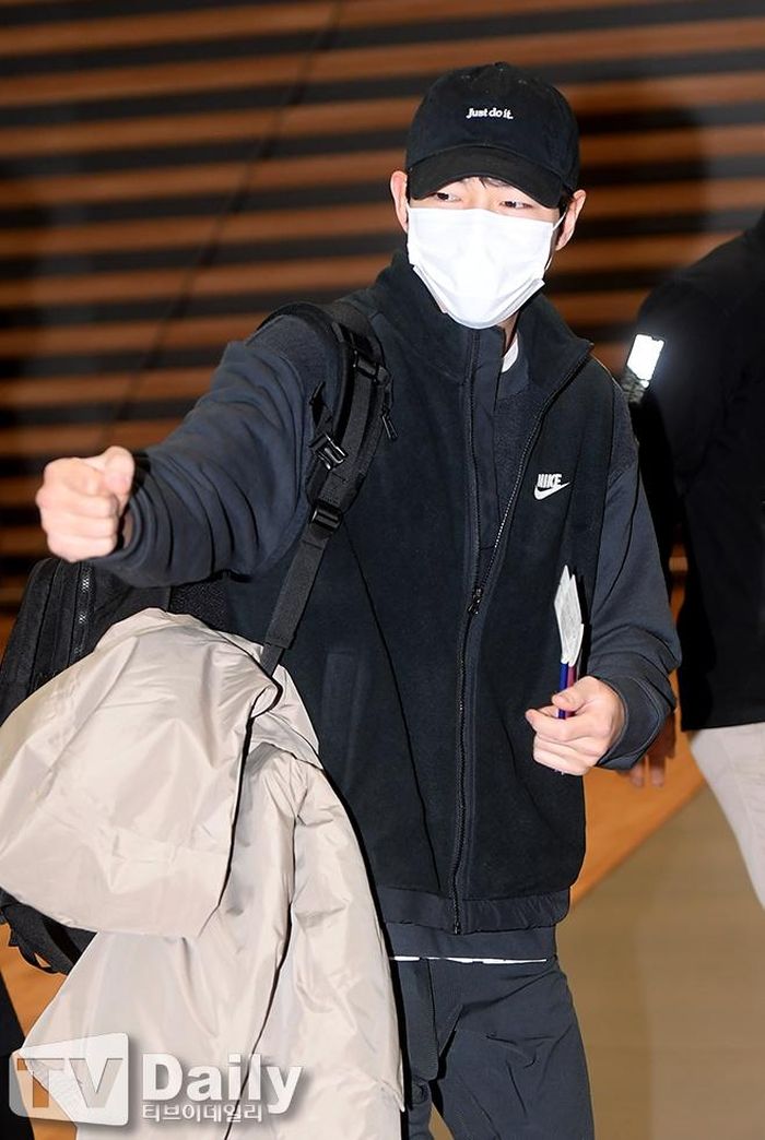 Song Joong Ki vui vẻ cùng vợ xuất hiện ở sân bay-4