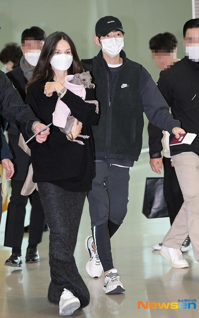 Song Joong Ki vui vẻ cùng vợ xuất hiện ở sân bay-7