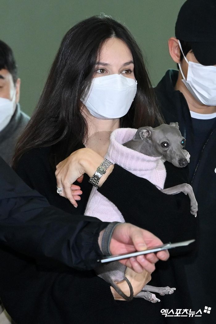 Song Joong Ki vui vẻ cùng vợ xuất hiện ở sân bay-6