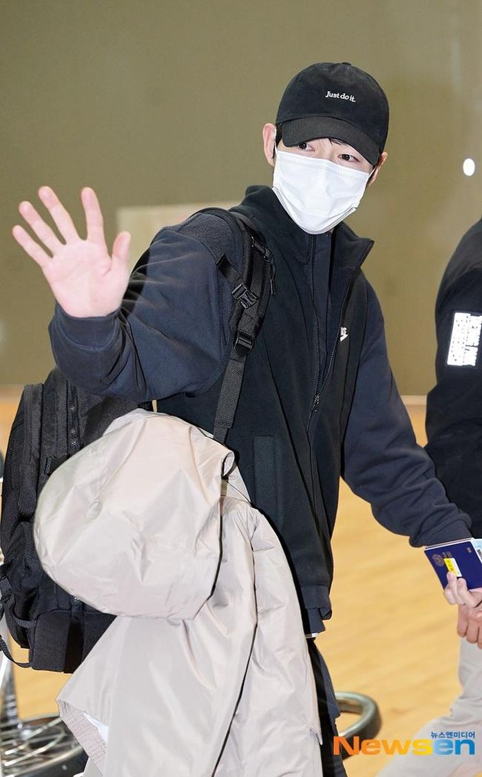 Song Joong Ki vui vẻ cùng vợ xuất hiện ở sân bay-3