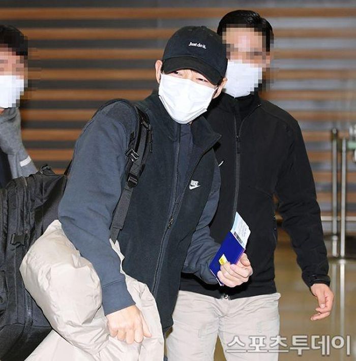 Song Joong Ki vui vẻ cùng vợ xuất hiện ở sân bay-9