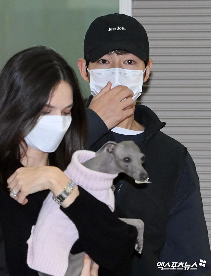 Song Joong Ki vui vẻ cùng vợ xuất hiện ở sân bay-5