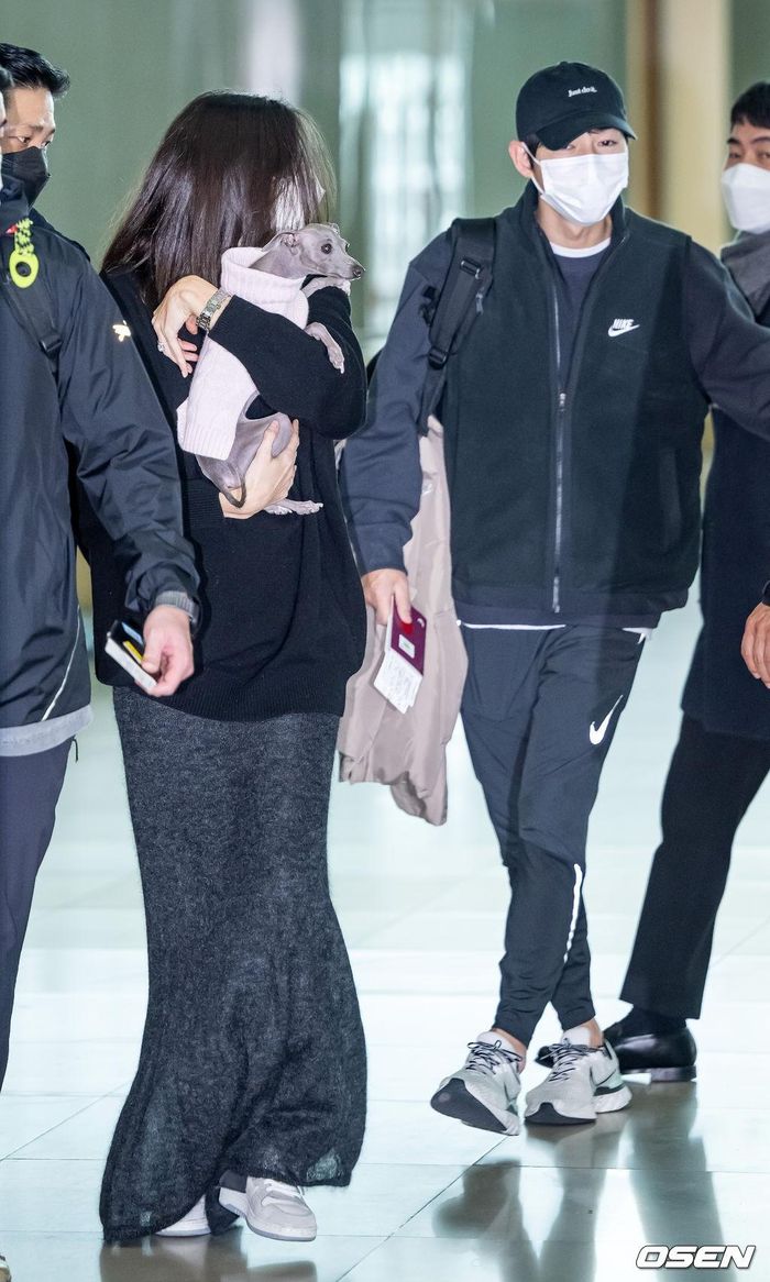 Song Joong Ki vui vẻ cùng vợ xuất hiện ở sân bay-8