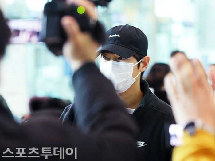 Song Joong Ki vui vẻ cùng vợ xuất hiện ở sân bay-2