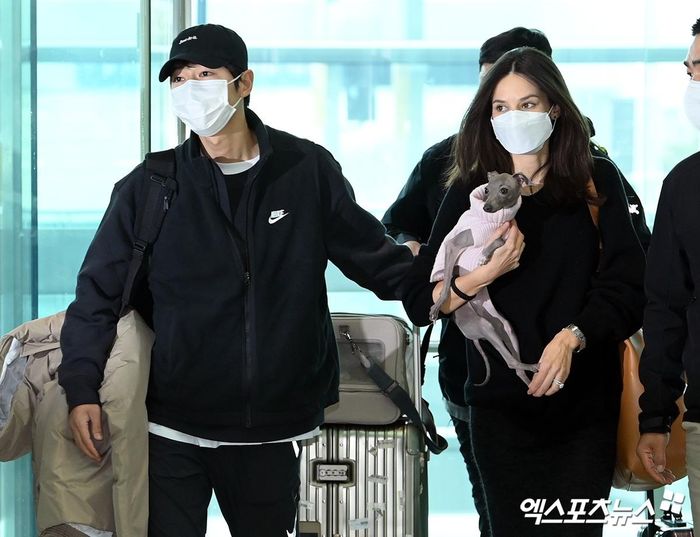 Song Joong Ki vui vẻ cùng vợ xuất hiện ở sân bay-1