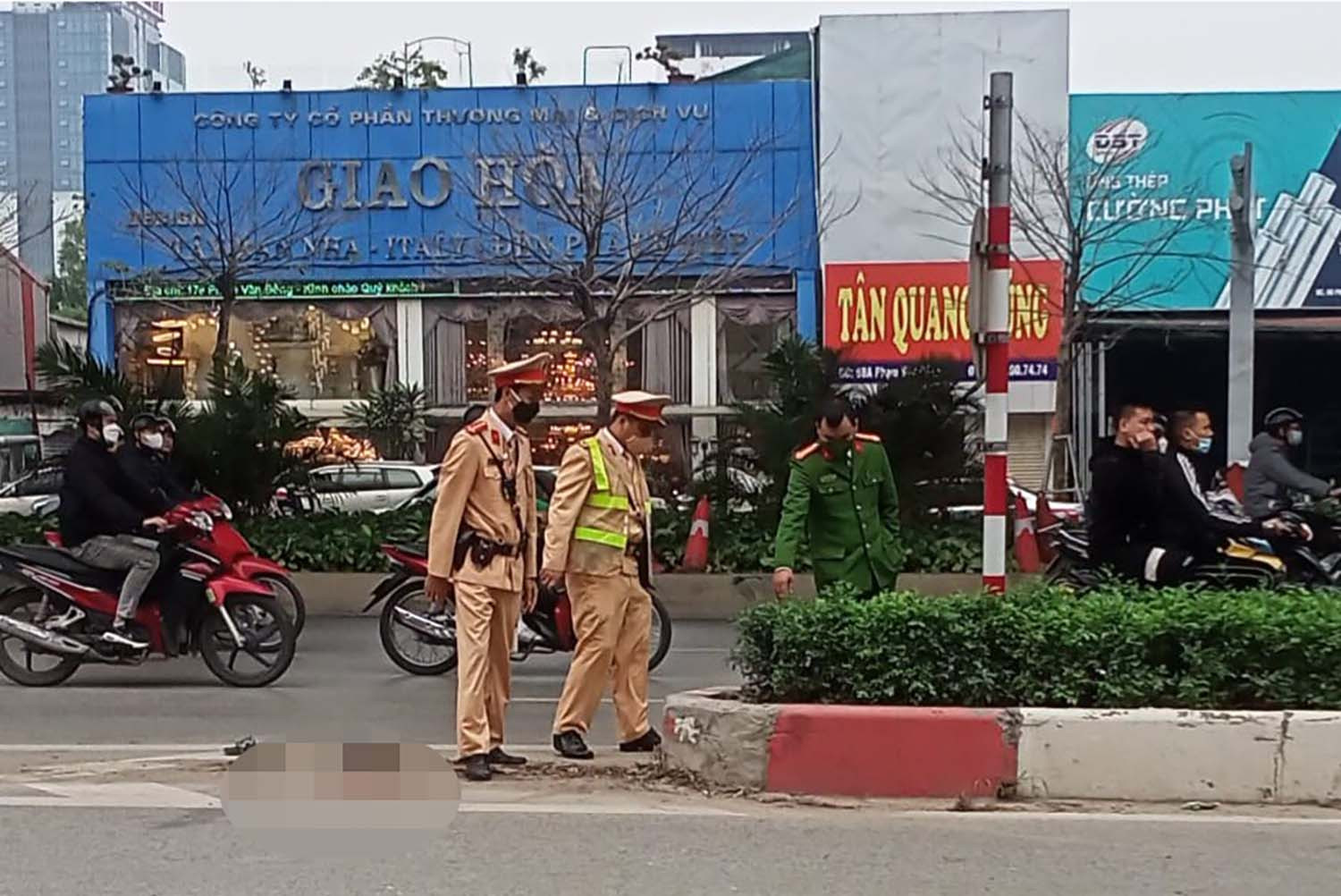 Hà Nội: 2 thanh niên chạy xe máy tông dải phân cách, 1 người tử vong-2