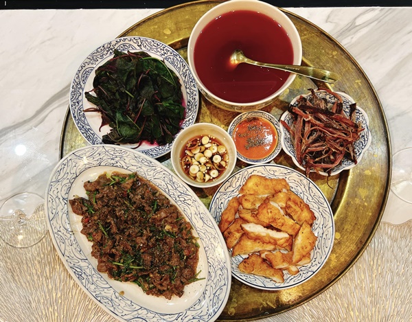 Từ khi có tình yêu, Quỳnh búp bê chăm vào bếp hẳn lên, nhìn mâm cơm là thấy khéo léo-3