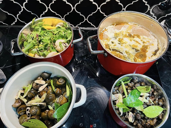 Từ khi có tình yêu, Quỳnh búp bê chăm vào bếp hẳn lên,&nbsp;nhìn mâm cơm là thấy khéo léo-5