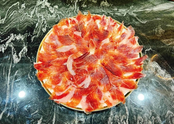 Từ khi có tình yêu, Quỳnh búp bê chăm vào bếp hẳn lên,&nbsp;nhìn mâm cơm là thấy khéo léo-7