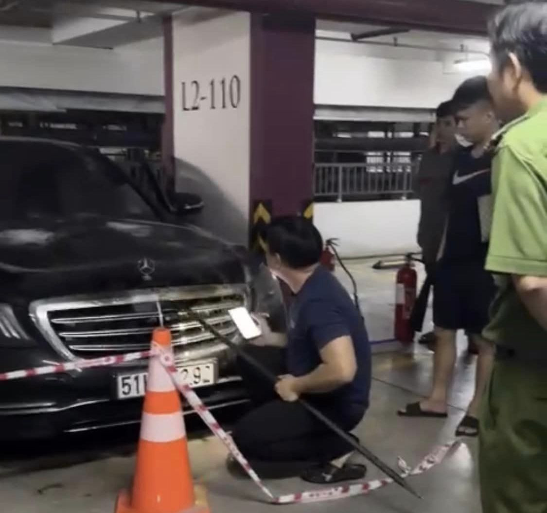 Mercedes S450 hơn 5 tỷ của ca sĩ Duy Mạnh bốc cháy trong đêm-2