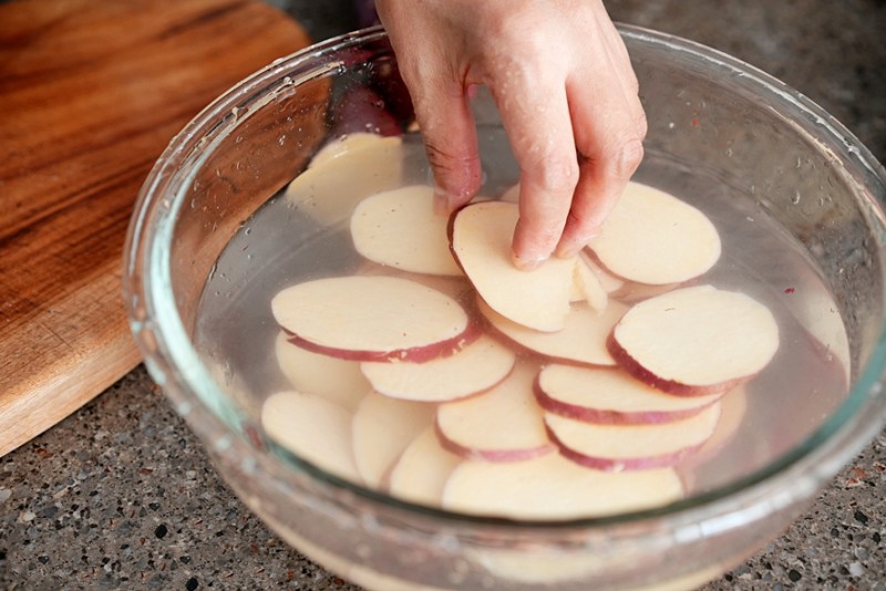 Muốn làm khoai lang chiên để lâu vẫn giòn tan, bạn không thể bỏ qua nguyên liệu này-2