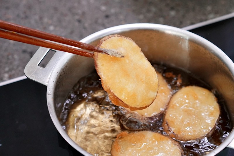 Muốn làm khoai lang chiên để lâu vẫn giòn tan, bạn không thể bỏ qua nguyên liệu này-7