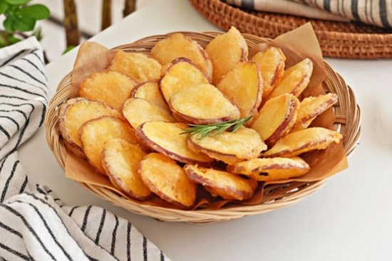 Muốn làm khoai lang chiên để lâu vẫn giòn tan, bạn không thể bỏ qua nguyên liệu này