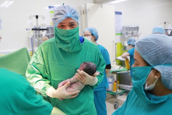 Mổ lấy thai thành công cho sản phụ nặng 155kg với nhiều bệnh lý phức tạp-1