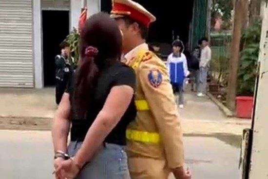 Làm rõ clip người phụ nữ bị còng tay vẫn lăng mạ, cản trở CSGT