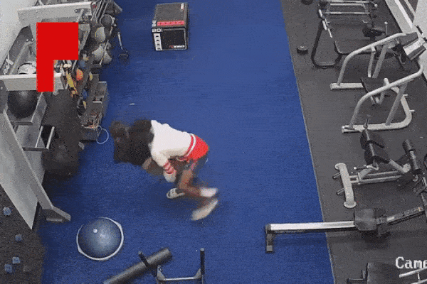 Cô gái Mỹ bị tấn công, động chạm khi đang tập gym