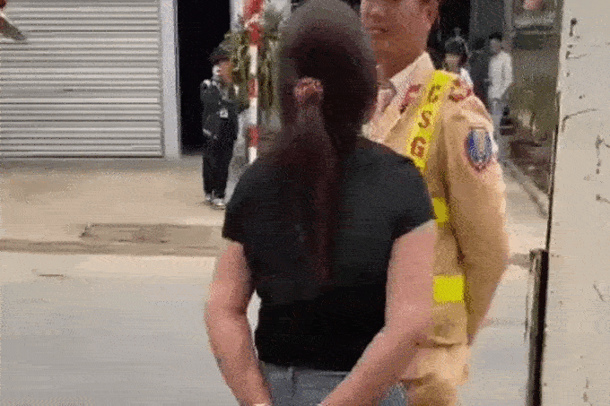 Xôn xao clip người phụ nữ bị còng tay ra sức chửi bới, đụng chạm CSGT-1