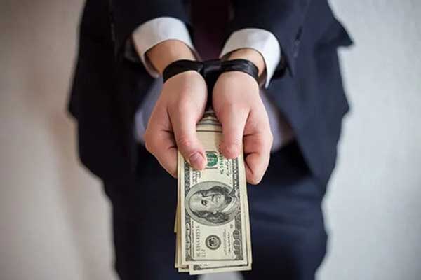 Người phụ nữ lăng mạ, đụng chạm CSGT có thể đối diện hình phạt nào?-3