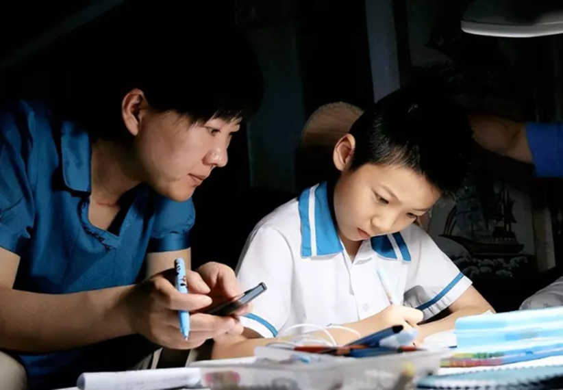 Một trường tiểu học quy định học sinh không phải làm bài tập sau 21h-1