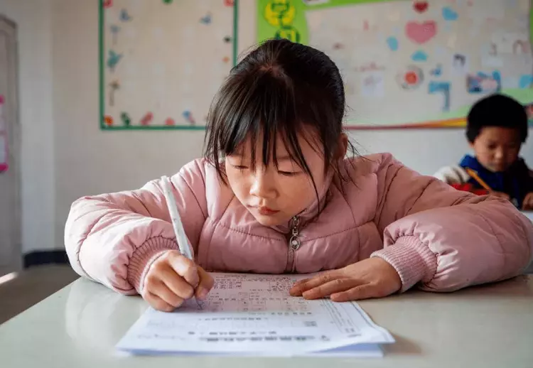 Một trường tiểu học quy định học sinh không phải làm bài tập sau 21h-2