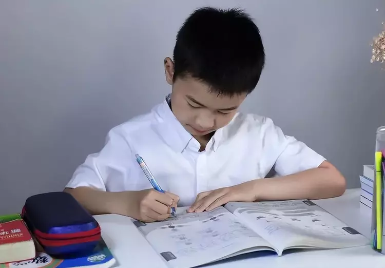 Một trường tiểu học quy định học sinh không phải làm bài tập sau 21h-3