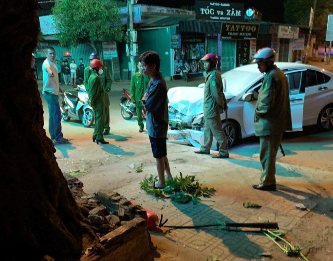 CLIP: Kinh hoàng xe con tông thẳng vào nhóm người trên vỉa hè-1