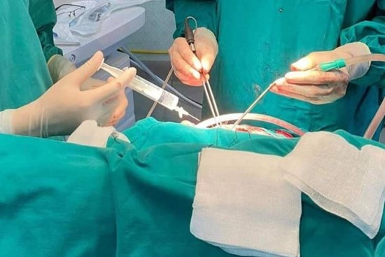 Bạn học chọc chìa khóa vào đầu, bé trai bị vết thương sọ não phức tạp
