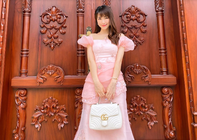 Vừa đi hát vừa livestream bán hàng, Hòa Minzy giàu cỡ nào?-12