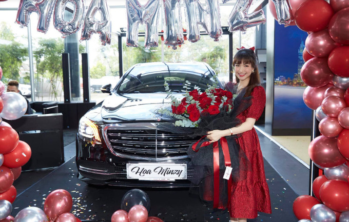 Vừa đi hát vừa livestream bán hàng, Hòa Minzy giàu cỡ nào?-11