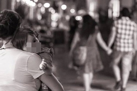 Nằm ôm con xem thử camera, đau đớn biết chồng ngoại tình