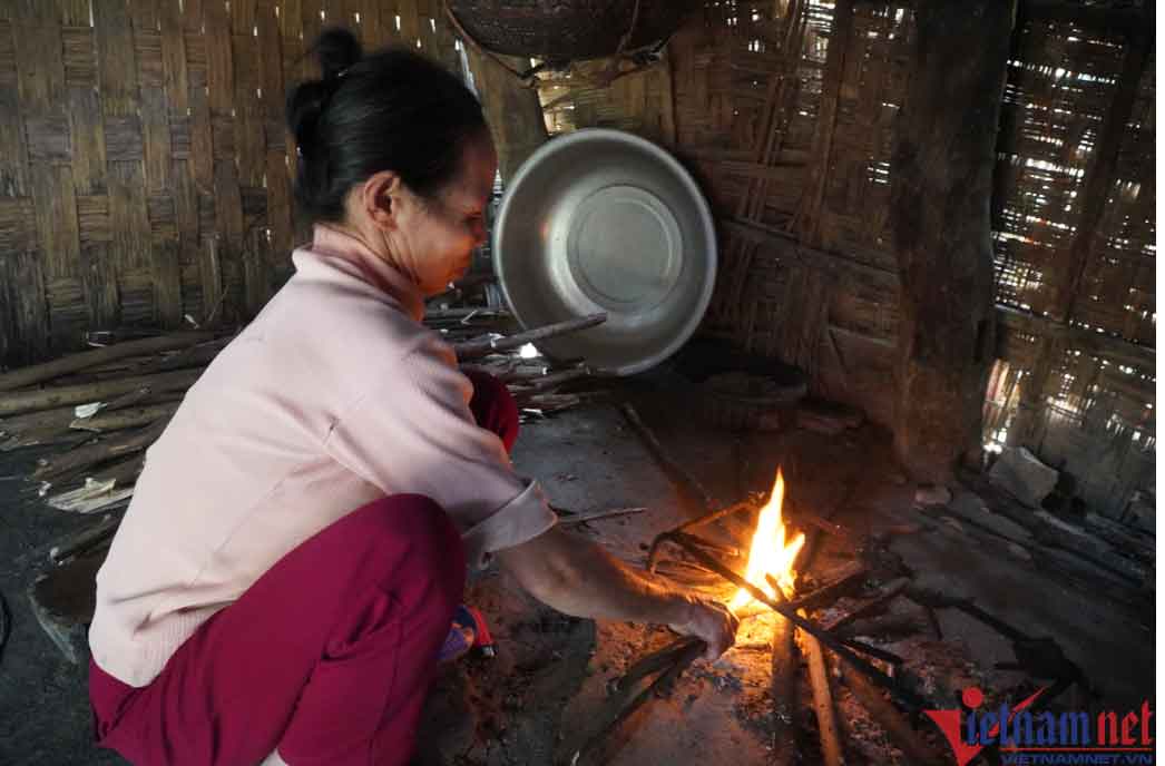 Ngã quỵ khi nhận hài cốt con trai qua Campuchia làm việc-3