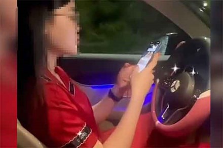 Nữ tài xế lái Mercedes buông hai tay, quay clip bị xử phạt
