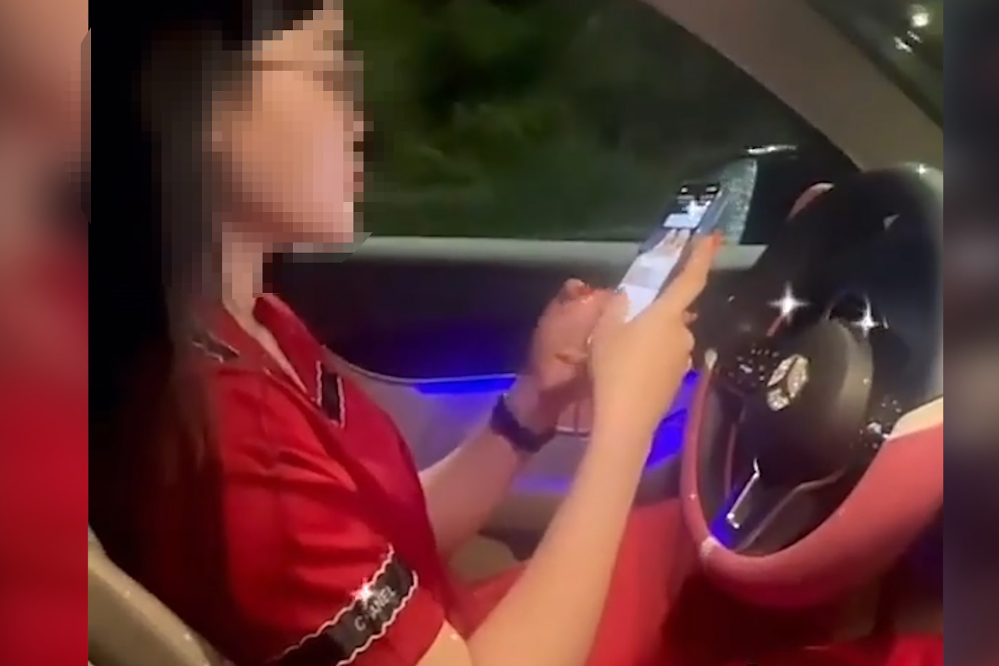 Nữ tài xế lái Mercedes buông hai tay, quay clip bị xử phạt-1