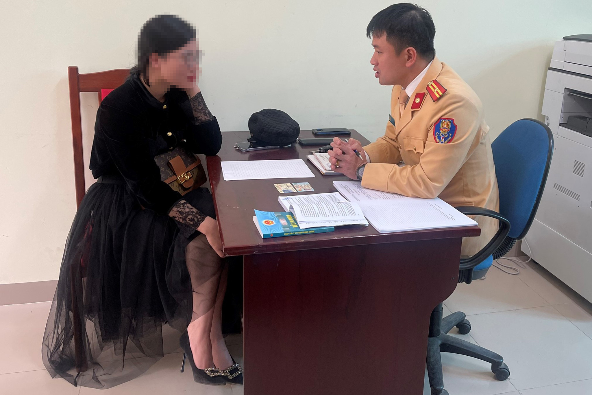 Nữ tài xế lái Mercedes buông hai tay, quay clip bị xử phạt-2