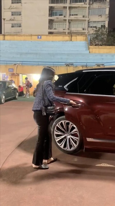 Con trai bầu Hiển bị soi kém ga lăng với vợ hoa hậu-2