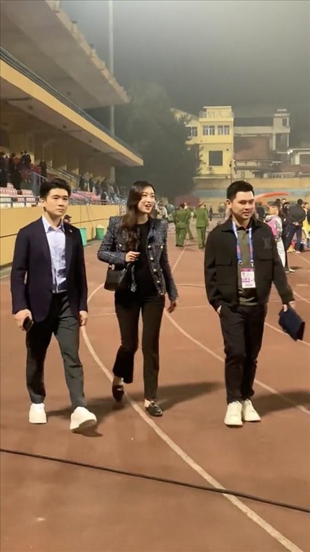 Con trai bầu Hiển bị soi kém ga lăng với vợ hoa hậu-1