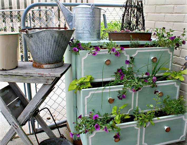 Cách tận dụng tủ và ghế cũ để trang trí khu vườn mùa hè thêm xanh mát-5