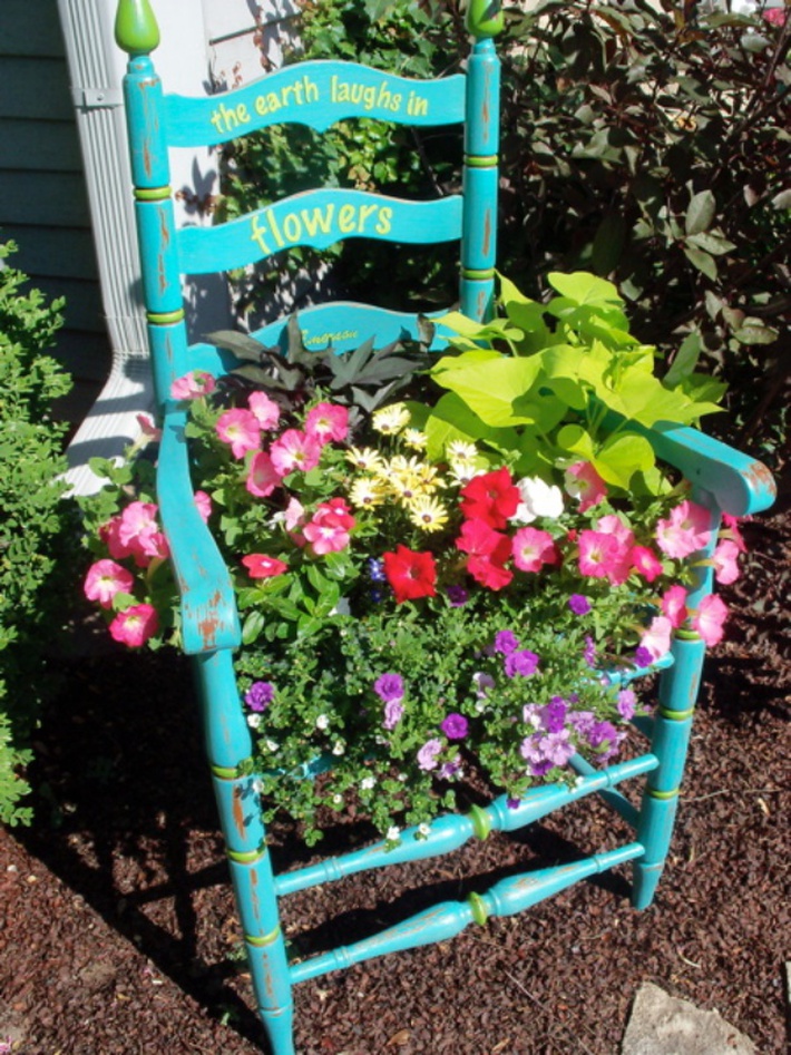 Cách tận dụng tủ và ghế cũ để trang trí khu vườn mùa hè thêm xanh mát-8