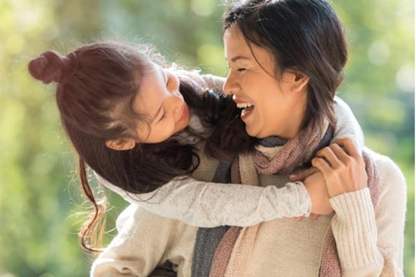 Ngày nào cũng đưa con đi chợ cùng, vài tháng sau mẹ bất ngờ khi các bé tự học được 3 kỹ năng-11