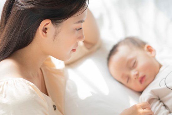 Trở lại thành phố sau chuyến về quê ăn giỗ, chồng tôi mang theo đứa con nuôi 5 tháng tuổi