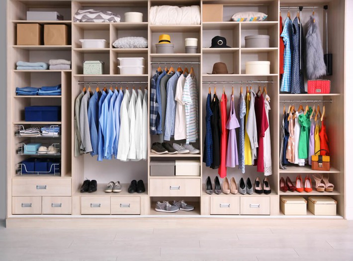 Cách sắp xếp quần áo để phòng bạn lúc nào cũng gọn dù diện tích nhỏ-1