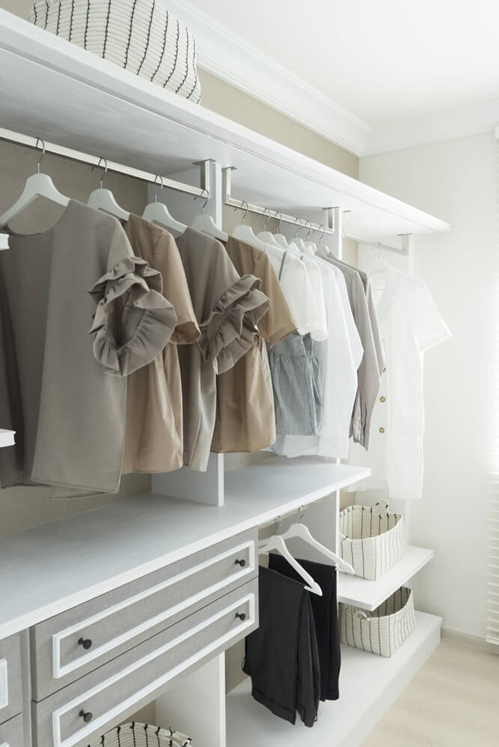 Cách sắp xếp quần áo để phòng bạn lúc nào cũng gọn dù diện tích nhỏ-3