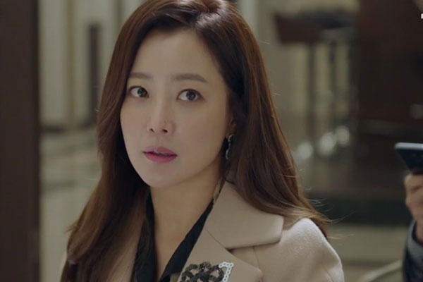 Tôi ngoan ngoãn đưa thẻ lương cho mẹ chồng nhưng nghe xong nội dung bà gọi điện với con trai, tôi mới choáng váng-1