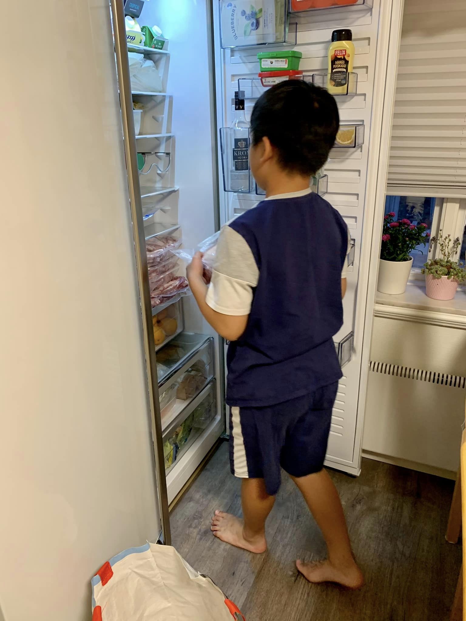 Ngày nào cũng đưa con đi chợ cùng, vài tháng sau mẹ bất ngờ khi các bé tự học được 3 kỹ năng-2