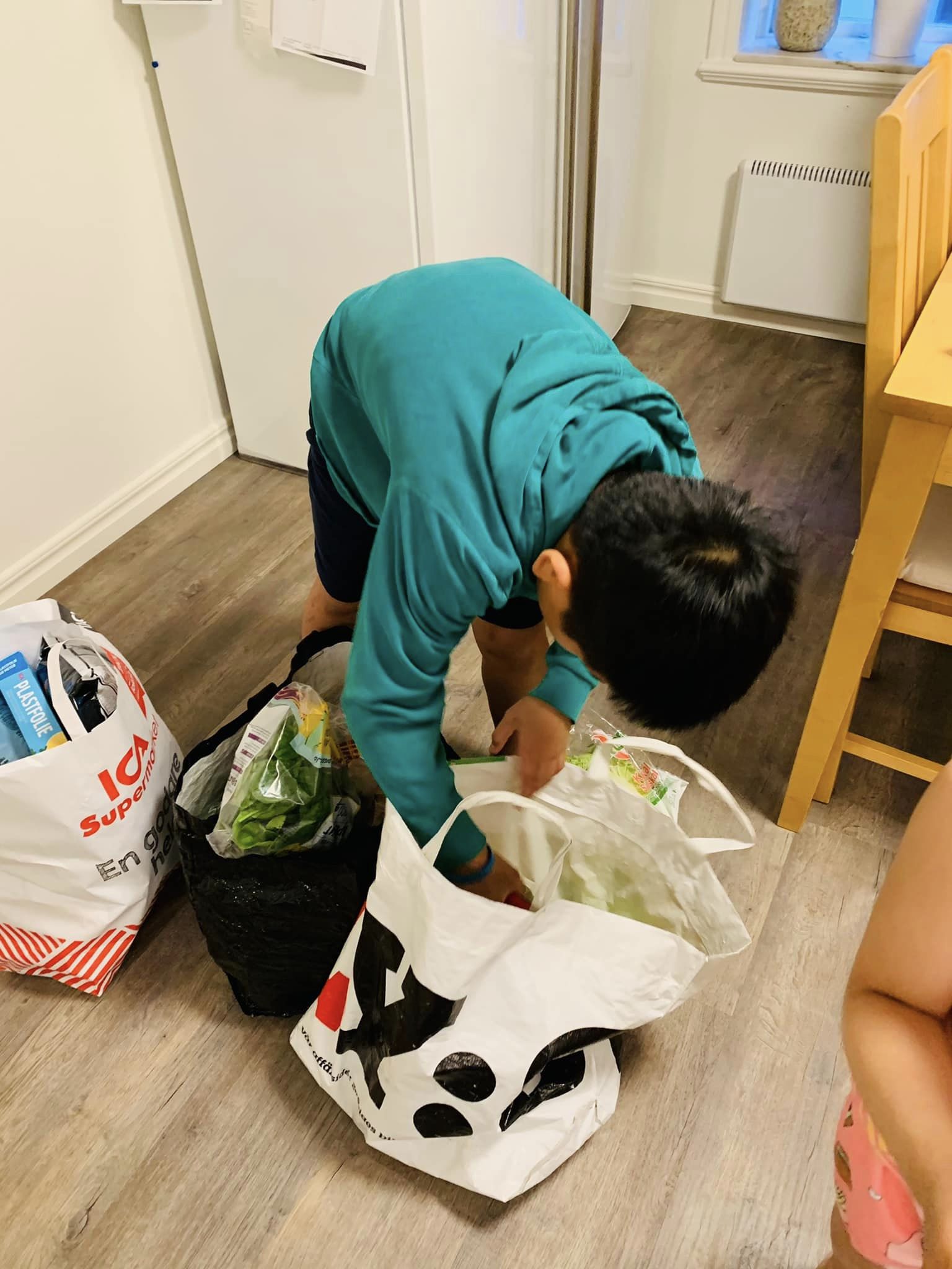 Ngày nào cũng đưa con đi chợ cùng, vài tháng sau mẹ bất ngờ khi các bé tự học được 3 kỹ năng-3