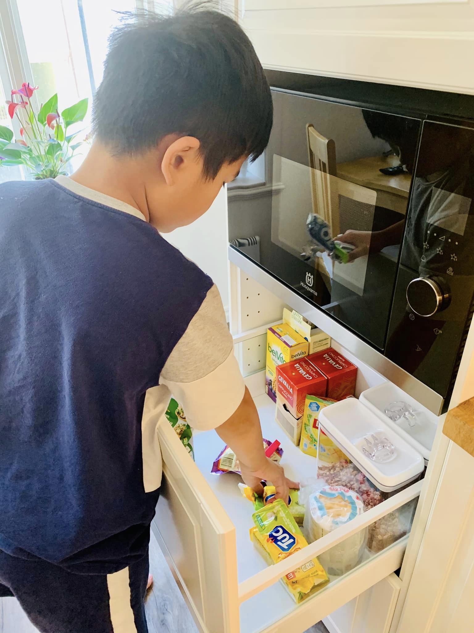 Ngày nào cũng đưa con đi chợ cùng, vài tháng sau mẹ bất ngờ khi các bé tự học được 3 kỹ năng-4