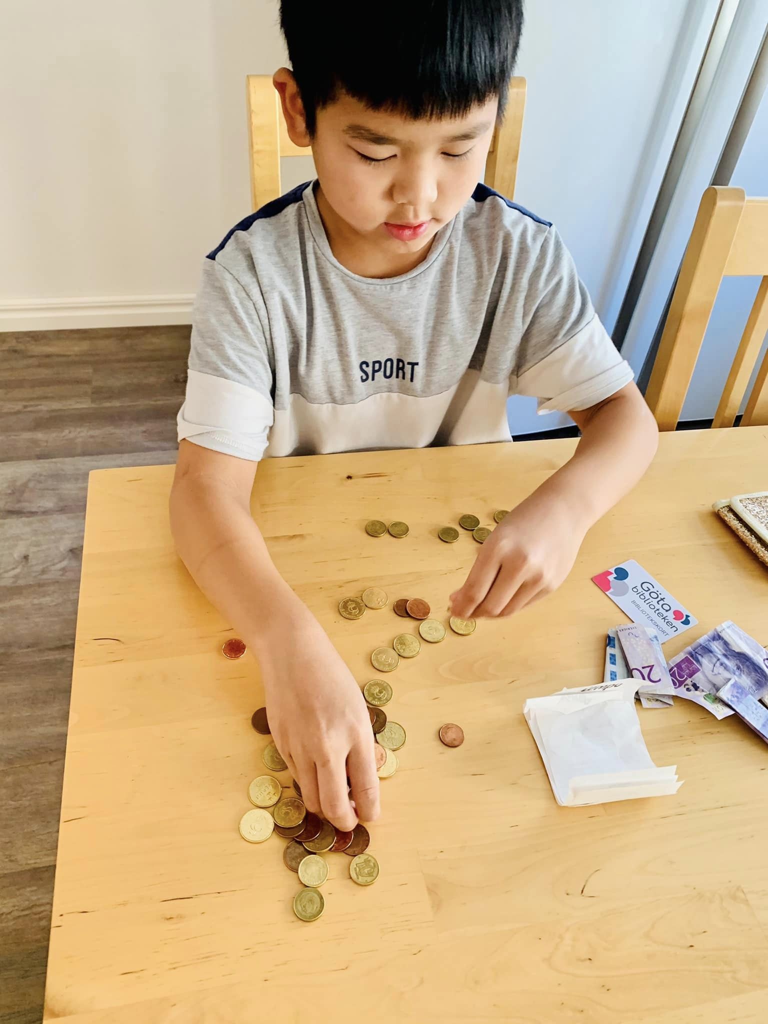 Ngày nào cũng đưa con đi chợ cùng, vài tháng sau mẹ bất ngờ khi các bé tự học được 3 kỹ năng-6