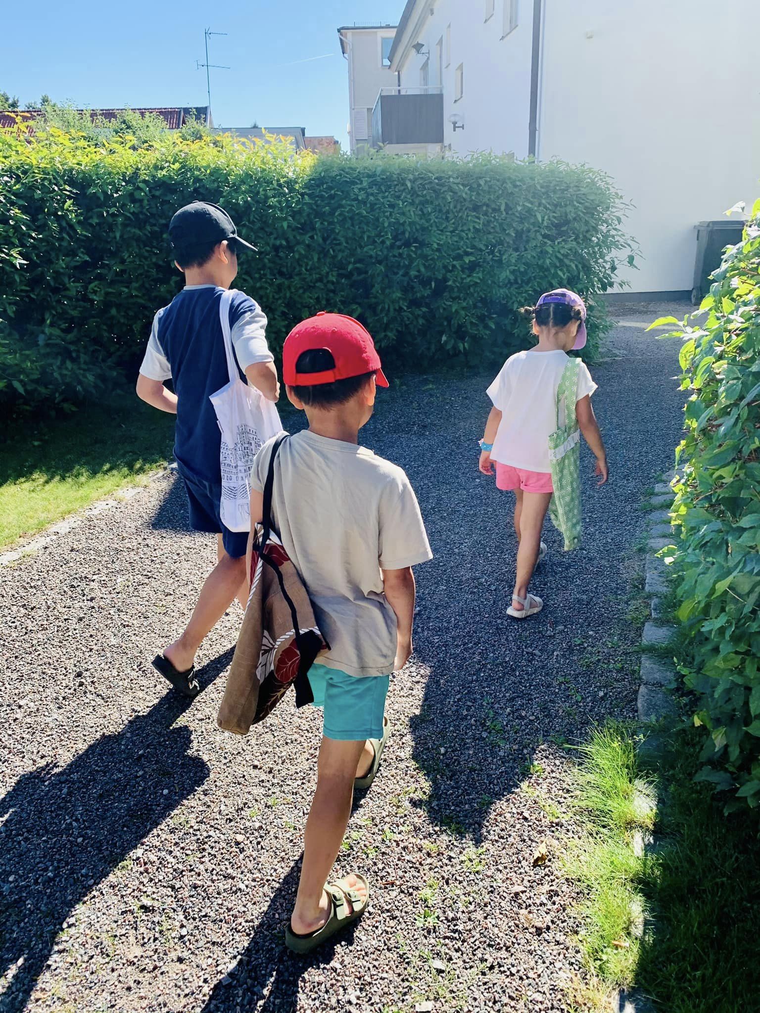 Ngày nào cũng đưa con đi chợ cùng, vài tháng sau mẹ bất ngờ khi các bé tự học được 3 kỹ năng-7