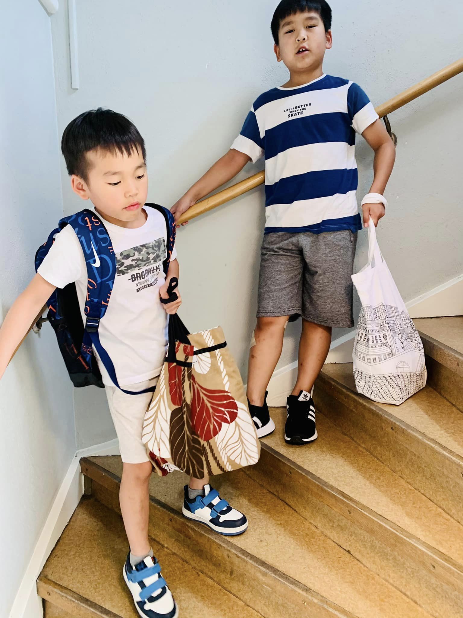 Ngày nào cũng đưa con đi chợ cùng, vài tháng sau mẹ bất ngờ khi các bé tự học được 3 kỹ năng-8