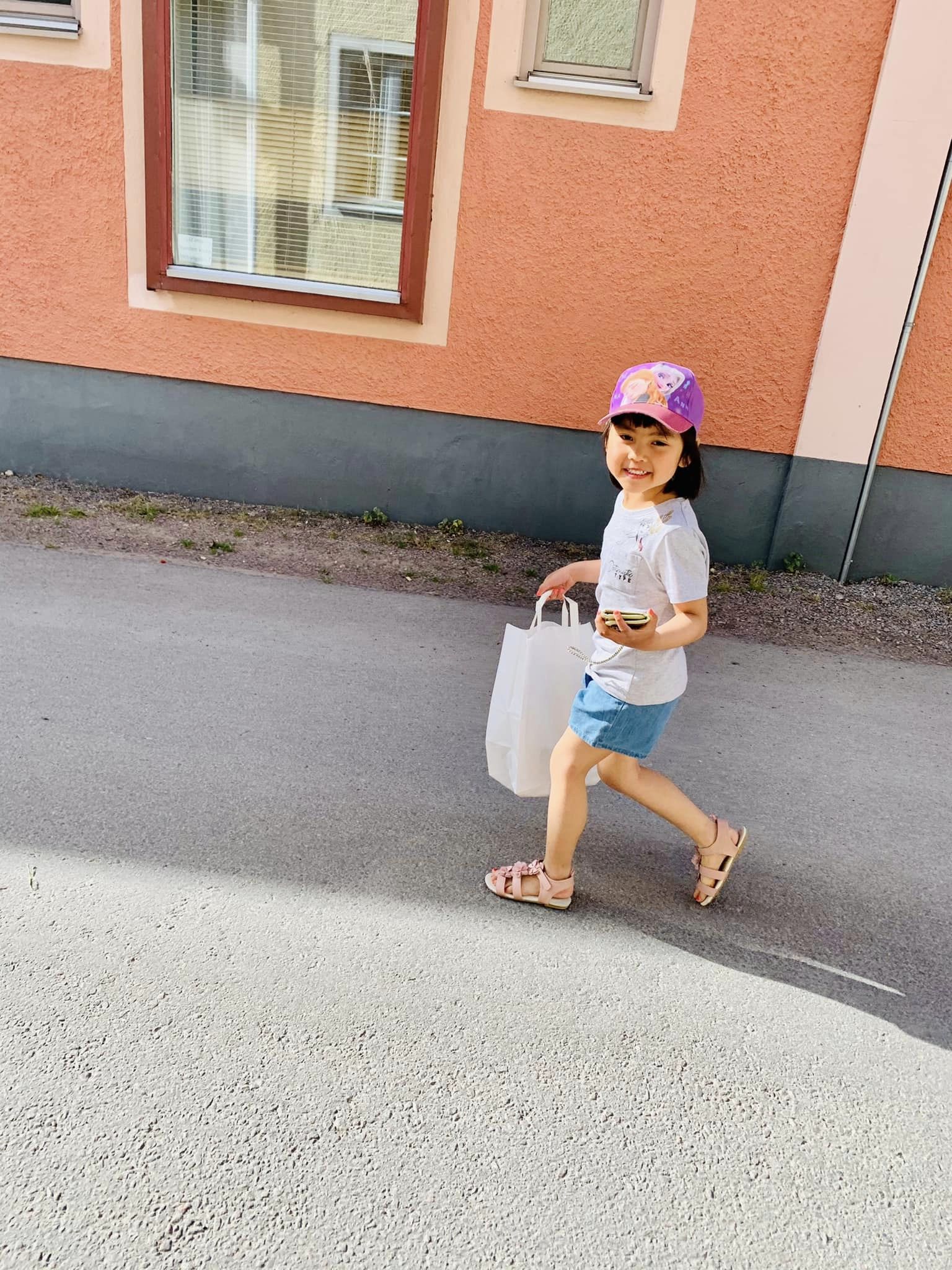 Ngày nào cũng đưa con đi chợ cùng, vài tháng sau mẹ bất ngờ khi các bé tự học được 3 kỹ năng-9